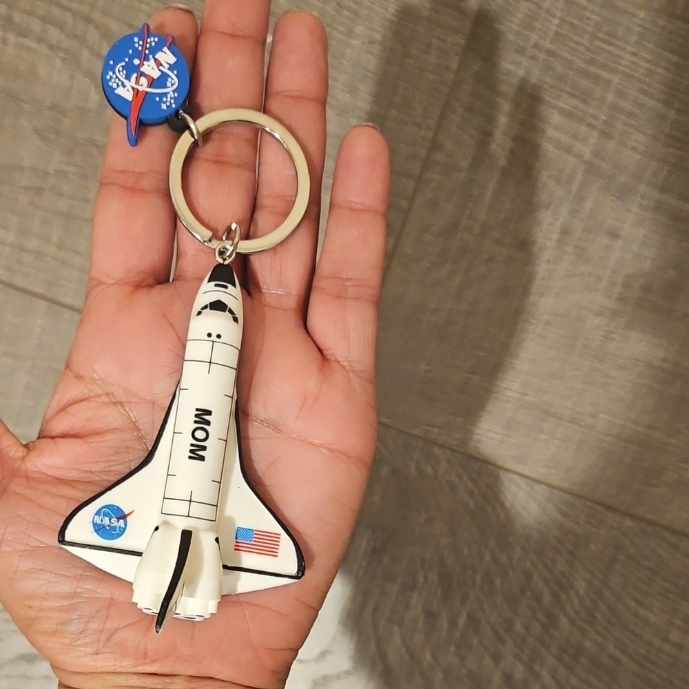 NASA Space Shuttle Keychain - Picture 3 of 3